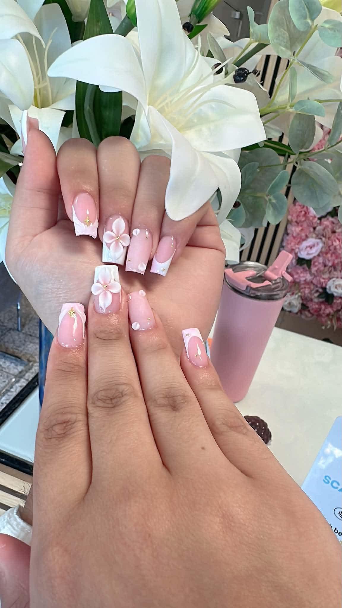 Kundenfeedback zu pinkem Flower French Nageldesign bei Elly Nails in Frankfurt Ostend