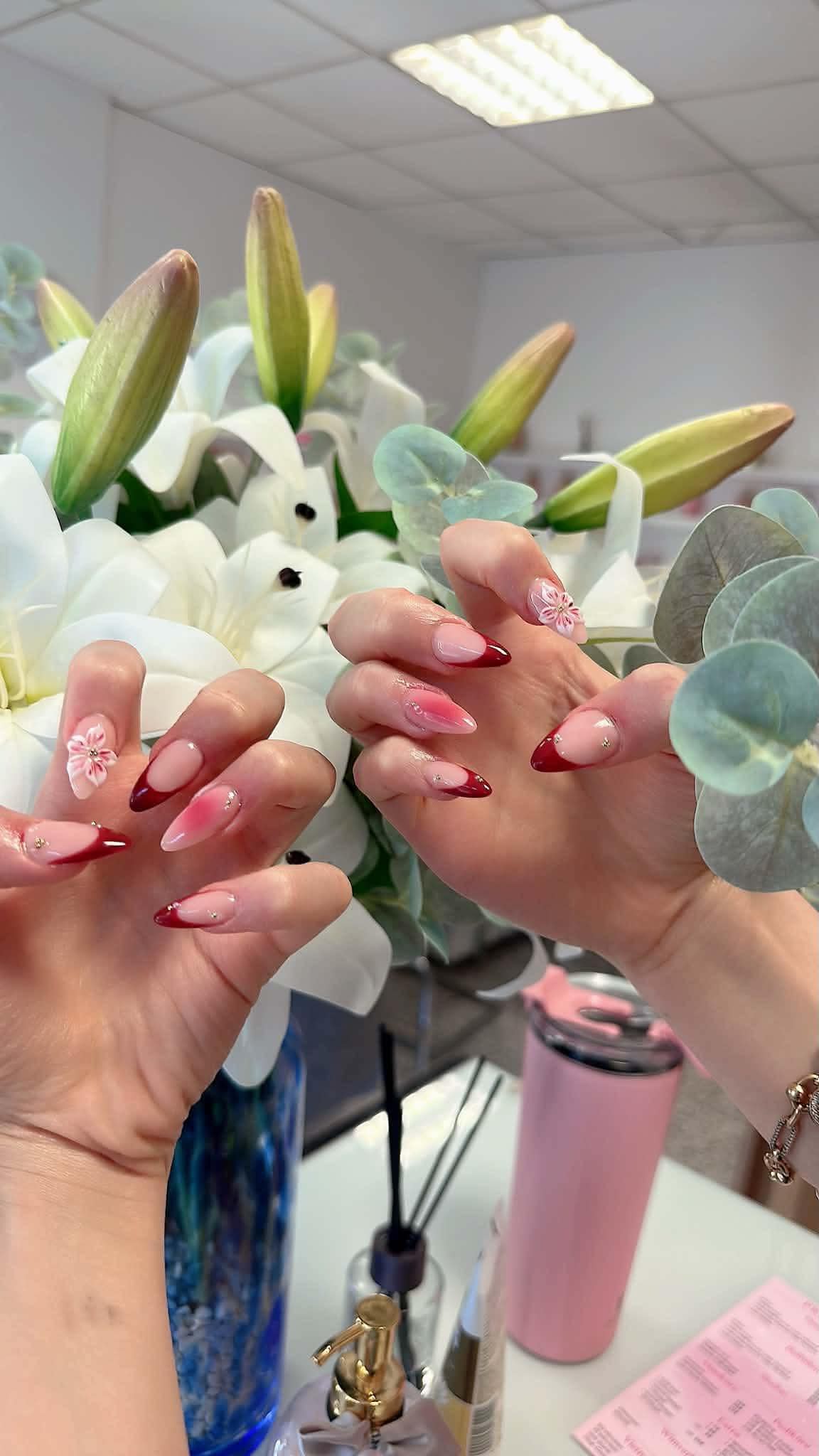 Kundenfeedback zu rotem Flower French Nageldesign bei Elly Nails in Frankfurt Ostend
